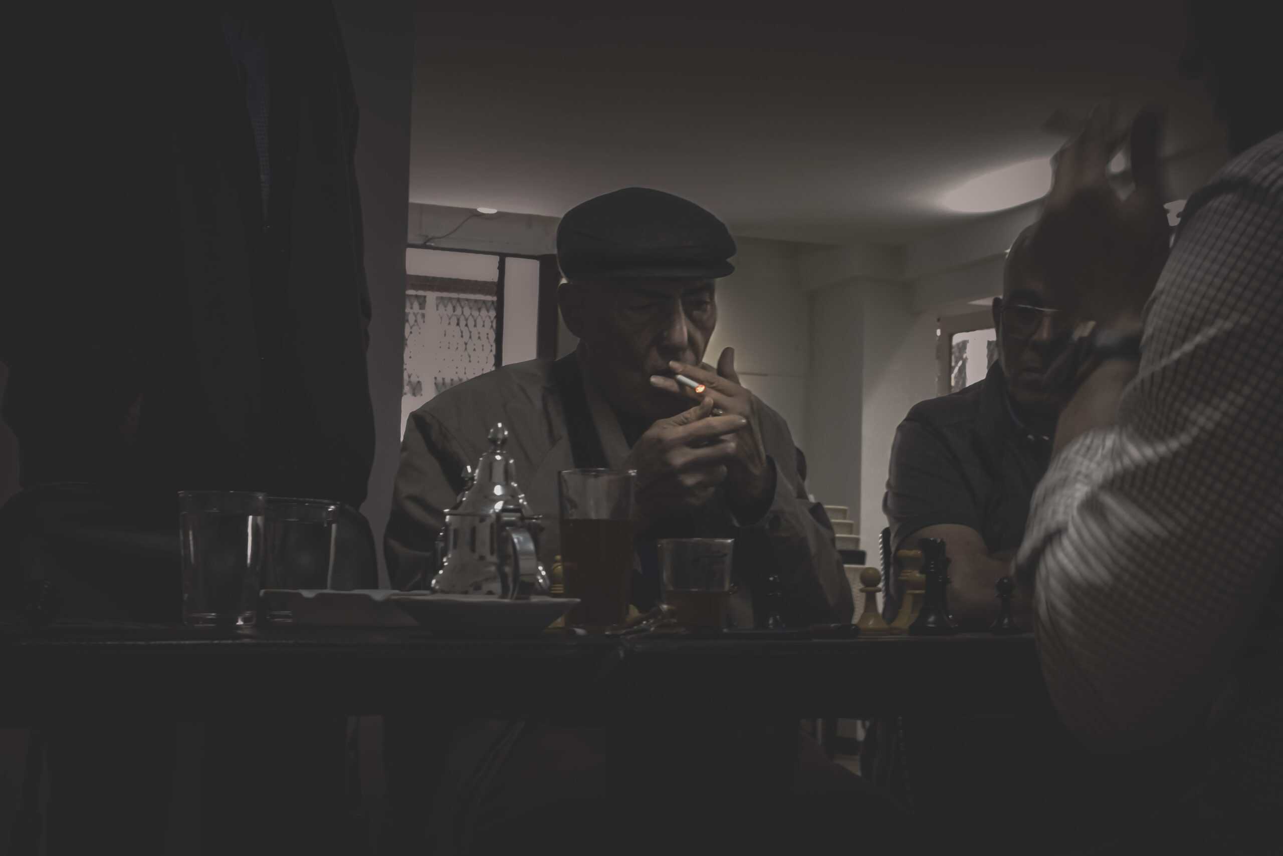 man-smokes-and-plays-chess