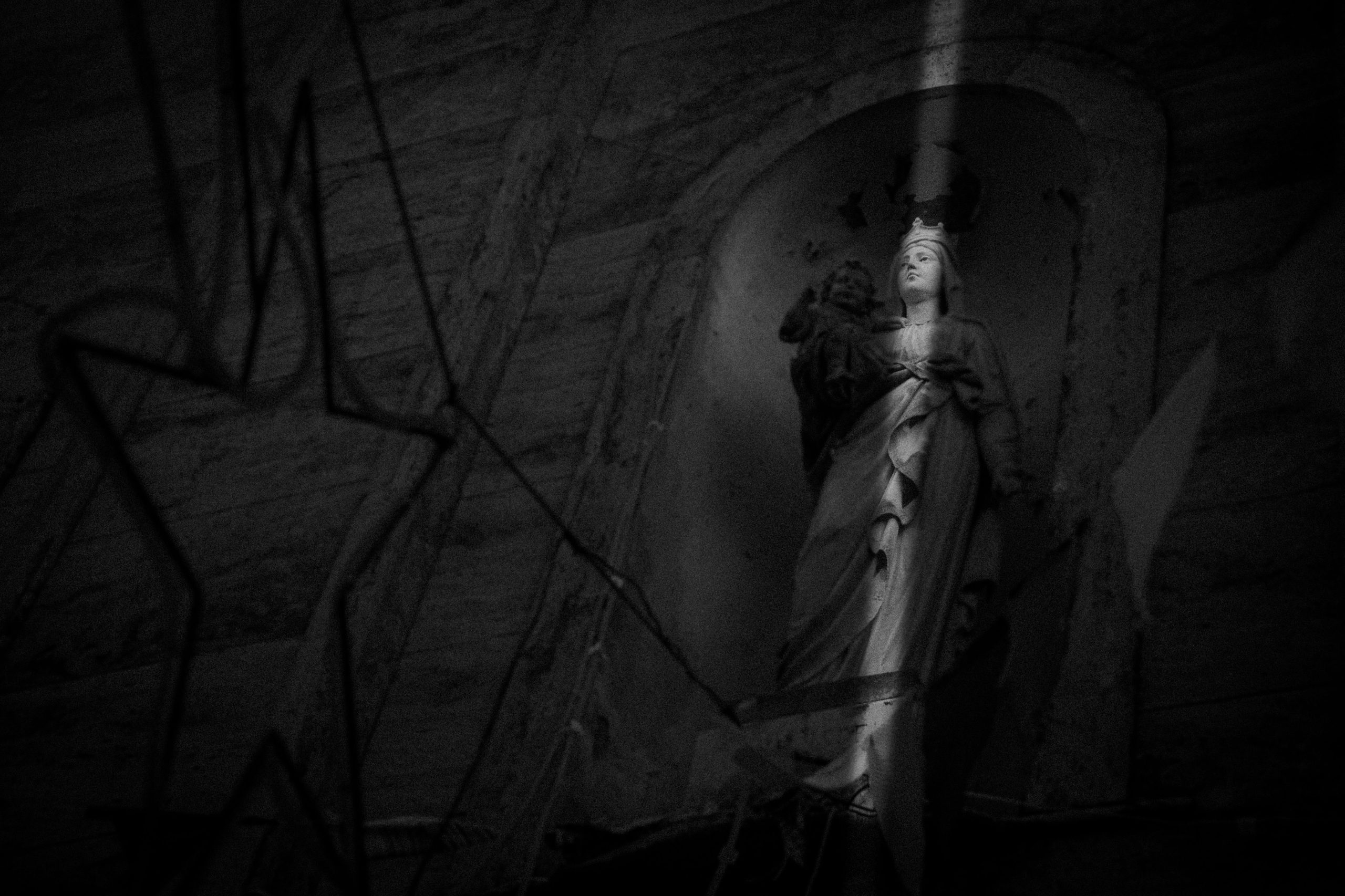 statue-with-ray-of-light